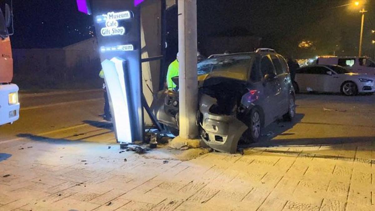 Kocaeli’nde hafif ticari araç aydınlatma direğine çarptı: 5 yaralı