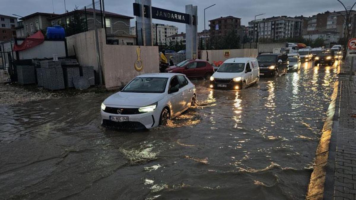 Tekirdağ Çerkezköy’de sağanak yağış hayatı felç etti