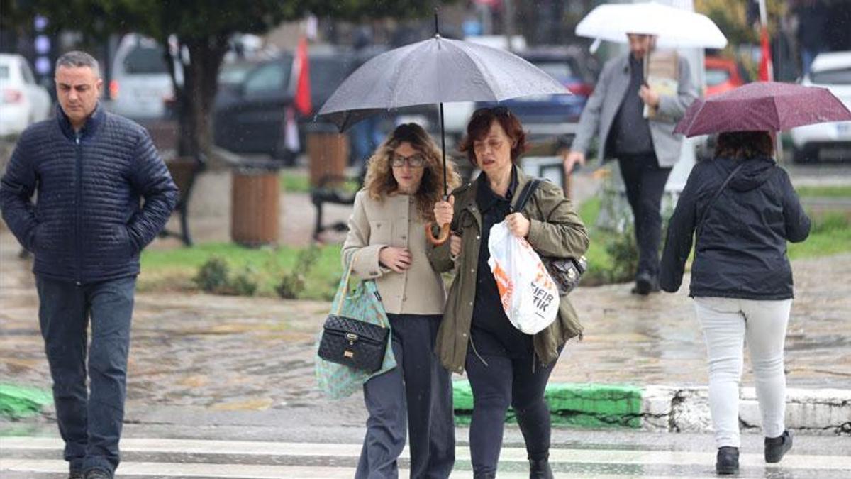 Meteoroloji hava durumu raporuyla 34 ili uyardı: Gök gürültülü sağanak yağışlar etkili olacak