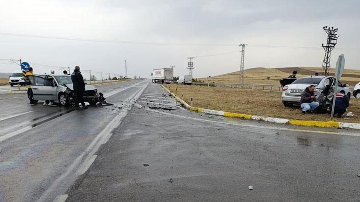 Sivas Şarkışla'da iki otomobil çarpıştı, 1 kişi öl…