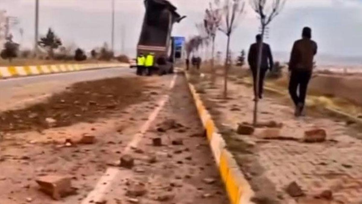 Ağrı Patnos’ta damperi açık kalan tır kemere çarptı