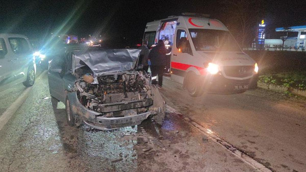 Bursa'da kırmızı ışıkta duran otomobile arkadan gelen otomobil çarptı; 5 yaralı
