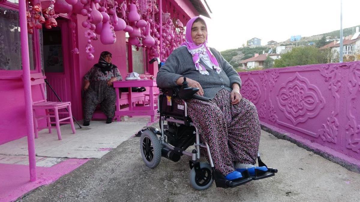 Isparta'nın 75'lik Barbie'si akülü aracına kavuştu ama hayali yarım kaldı! Pembeye boyatmak için destek bekliyor