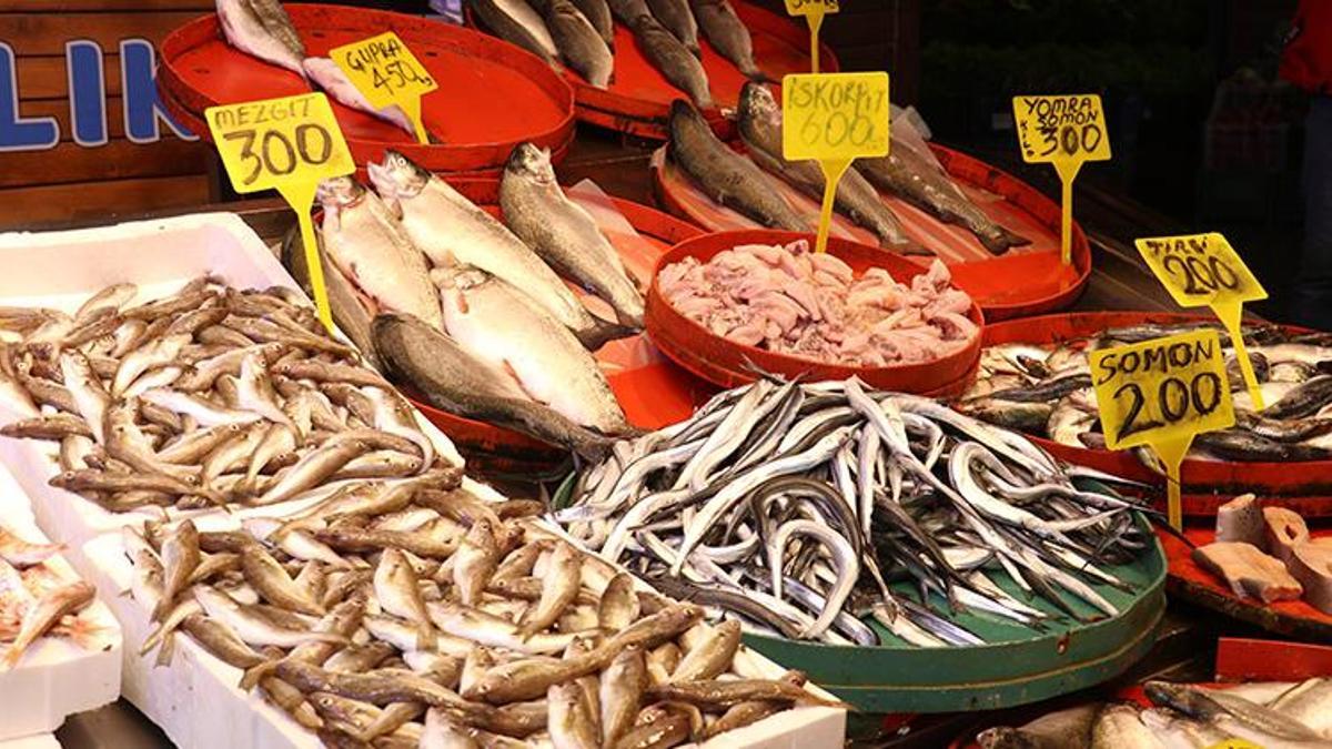 Trabzon'da hamsi bollaştı fiyatlar dibe vurdu! Tezgahlarda ucuz balık yoğunluğu