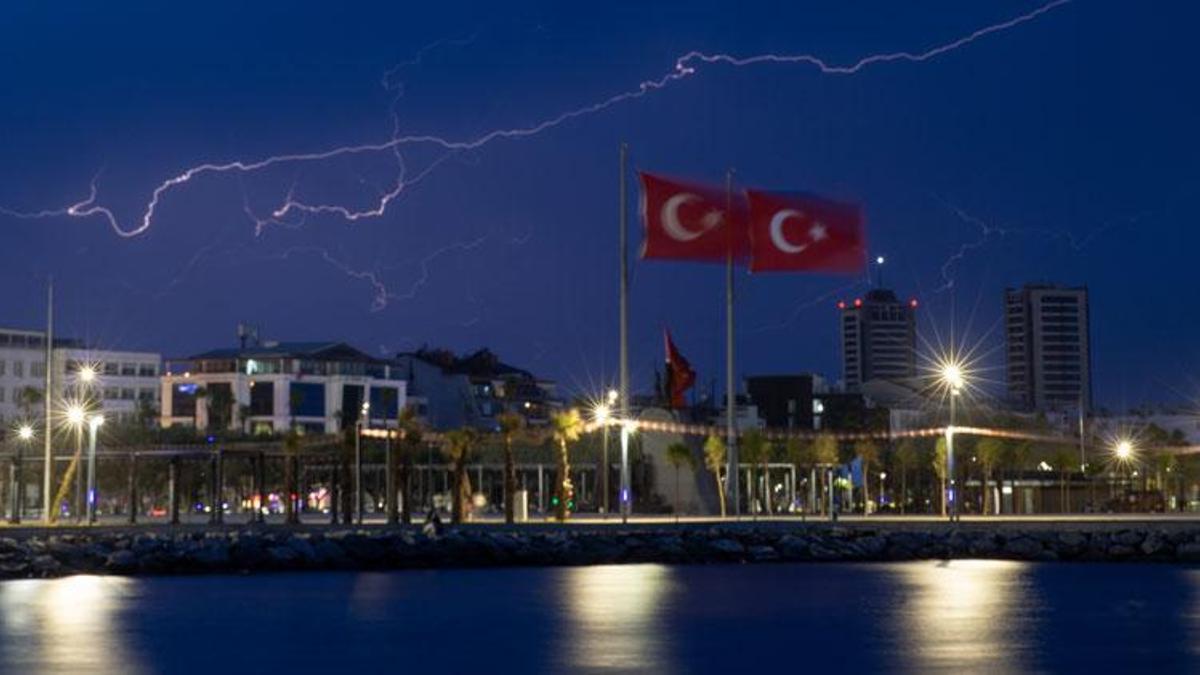 Hatay İskenderun'da şimşekli gece