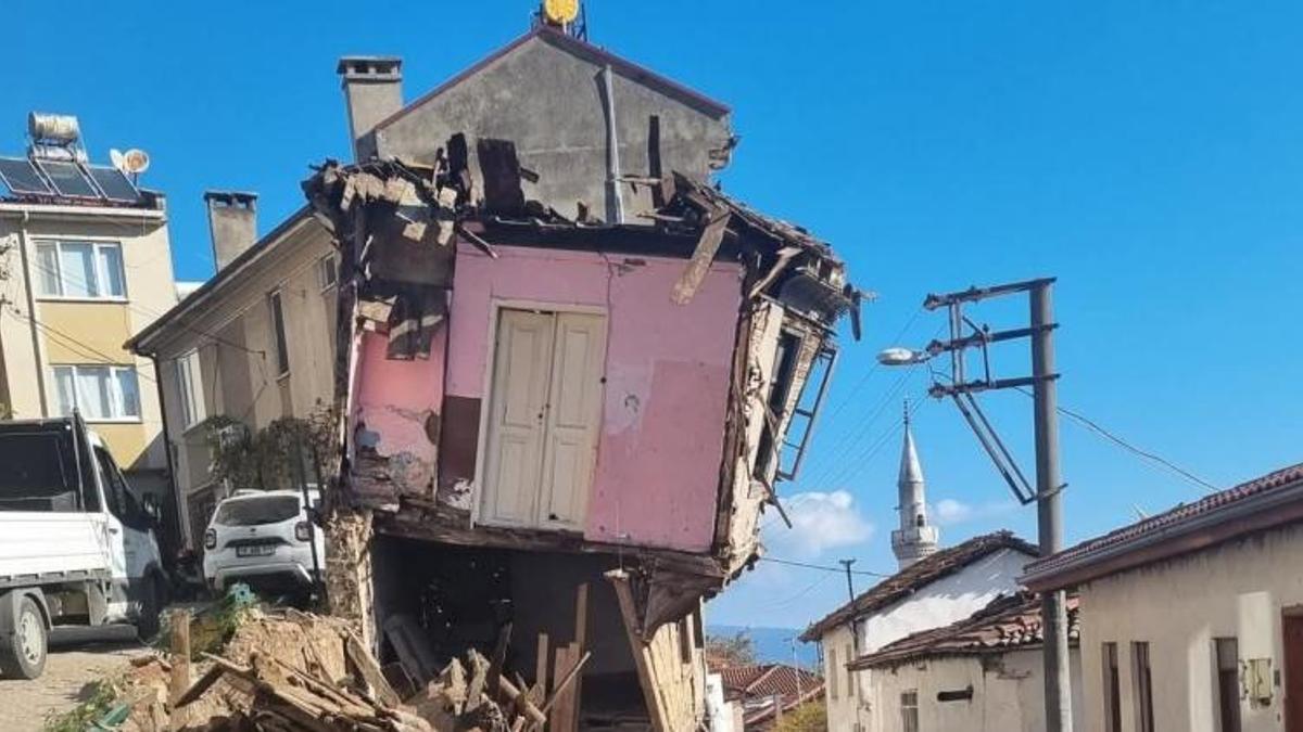 Tirilye’de tarihi yıkım: ‘Tabut Ev’ çöktü! Belediyeden açıklama geldi