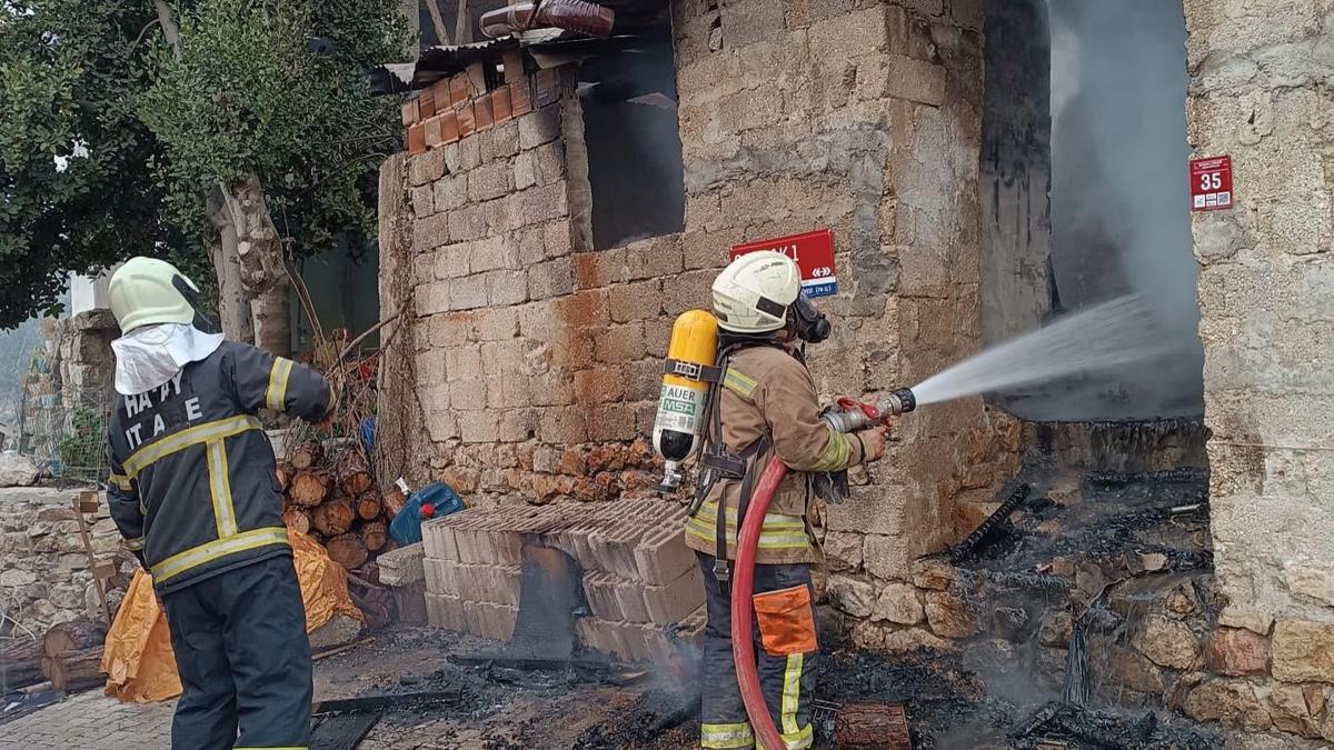 Hatay’da metruk binada yangın