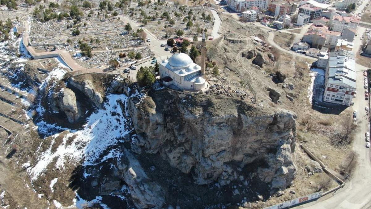 Sivas'ta uçurumun kıyısına inşa edildi! Ziyaretçisi hiç eksik olmuyor