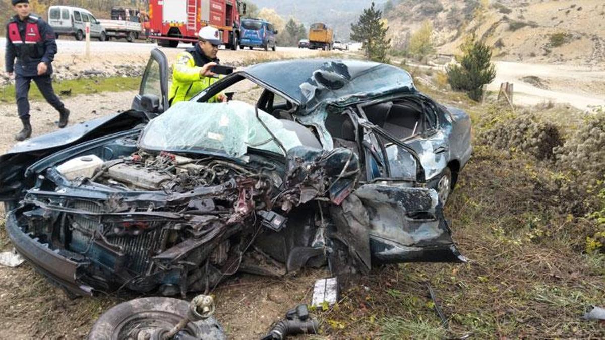 Bolu Mudurnu'da kamyonla çarpışan otomobildeki 1 kişi öldü, 1 kişi yaralandı