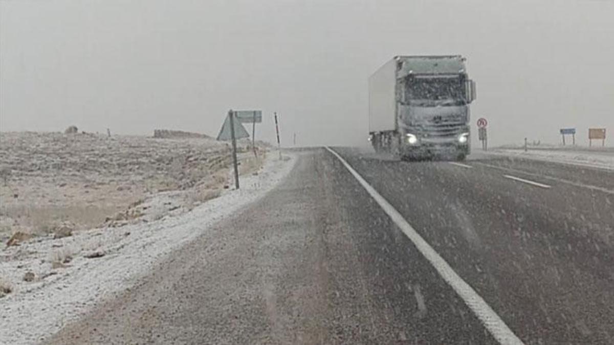 Sivas Gürün’de kar yağışı etkili oldu, görüş mesafesi yer yer 50 metreye düştü