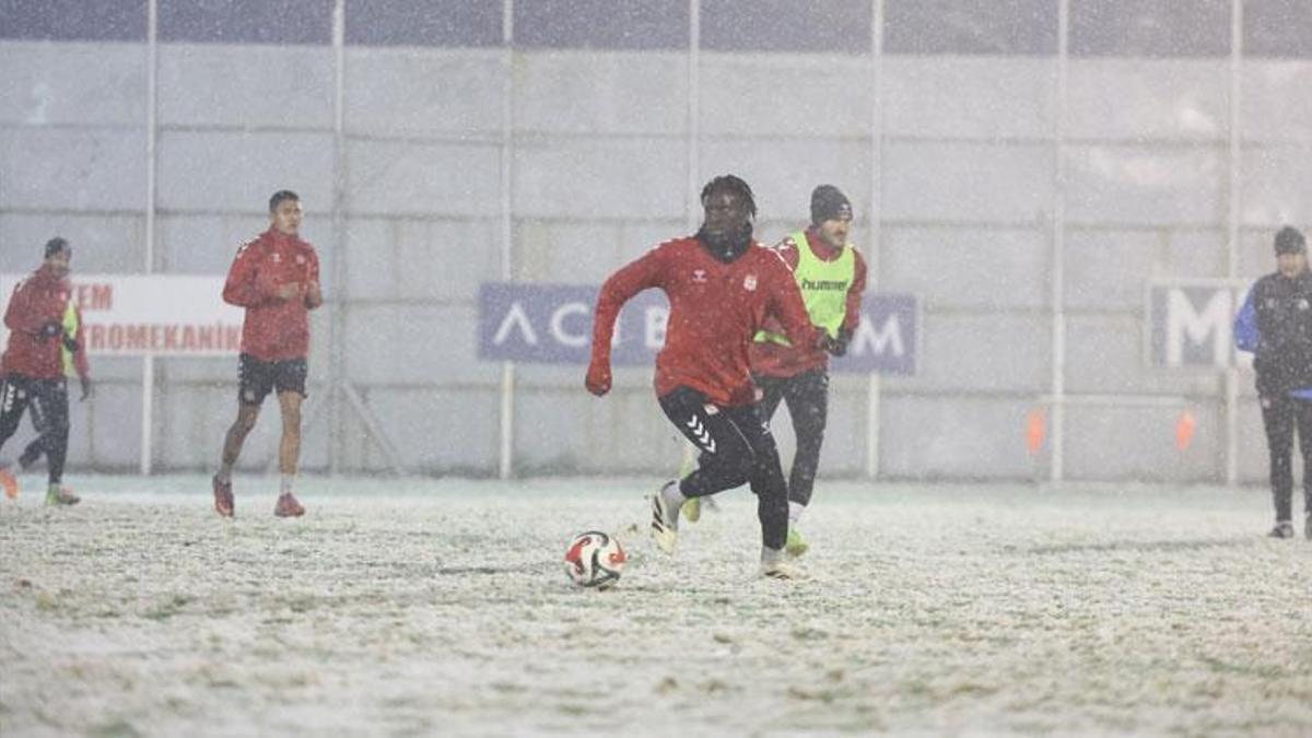 Sivasspor kar yağışı altında zorlu maçın hazırlıklarına başladı