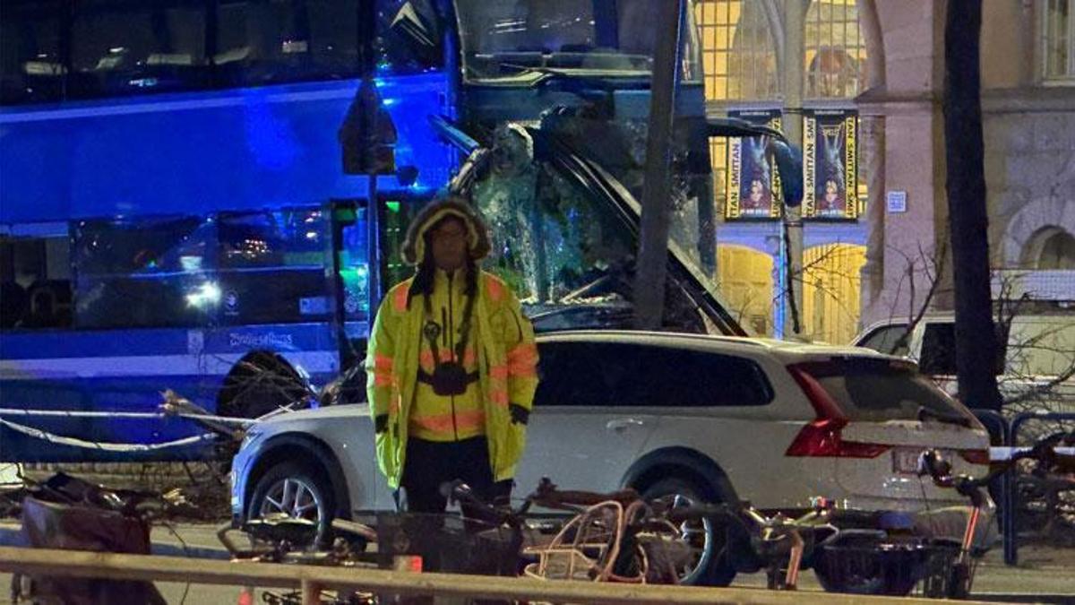 İsveç'te otobüsün durağa çarpması sonucu ölü ve yaralıların olduğu bildirildi