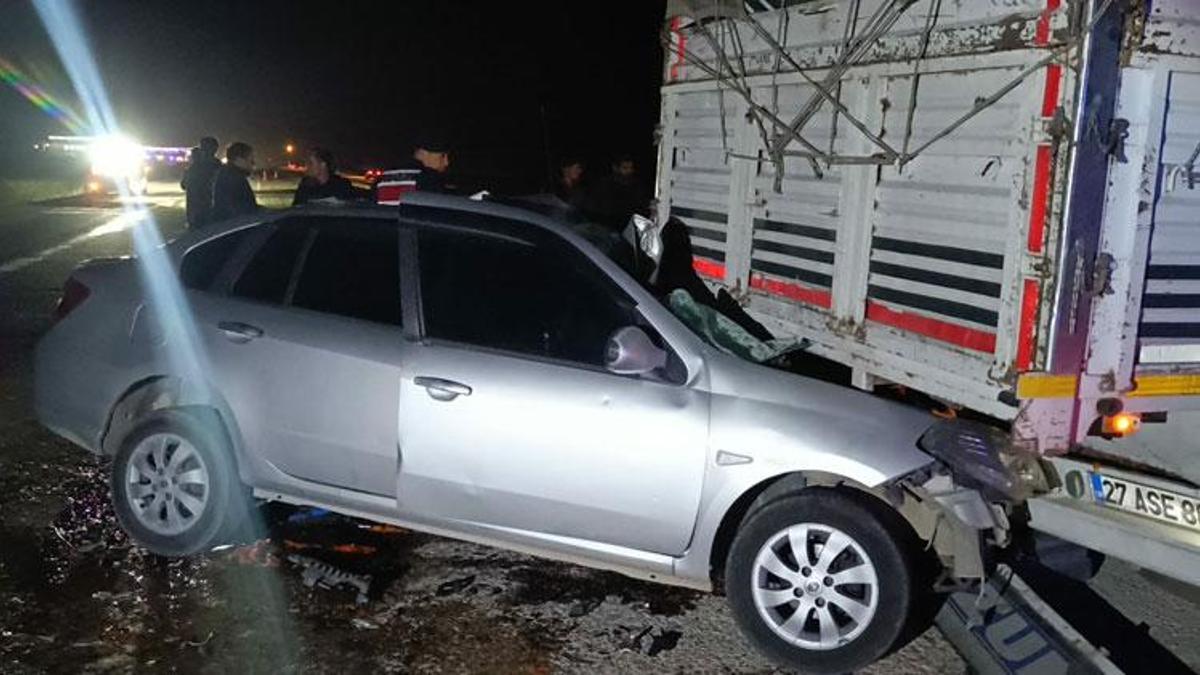 Adana’da otomobil, kamyona arkadan çarptı: 2 yaralı
