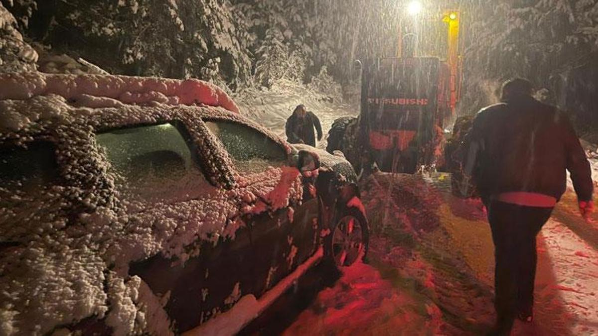 Yoğun kar yağışı nedeniyle Ordu-Sivas kara yolu ulaşıma kapandı