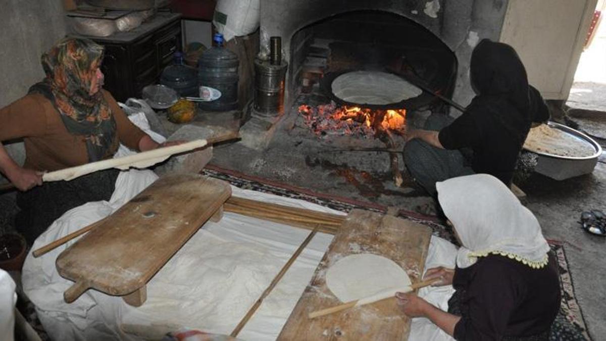 Niğde'de keşik usulü kış hazırlığı! Yüzlerce hazırlayıp kurutarak saklıyorlar!