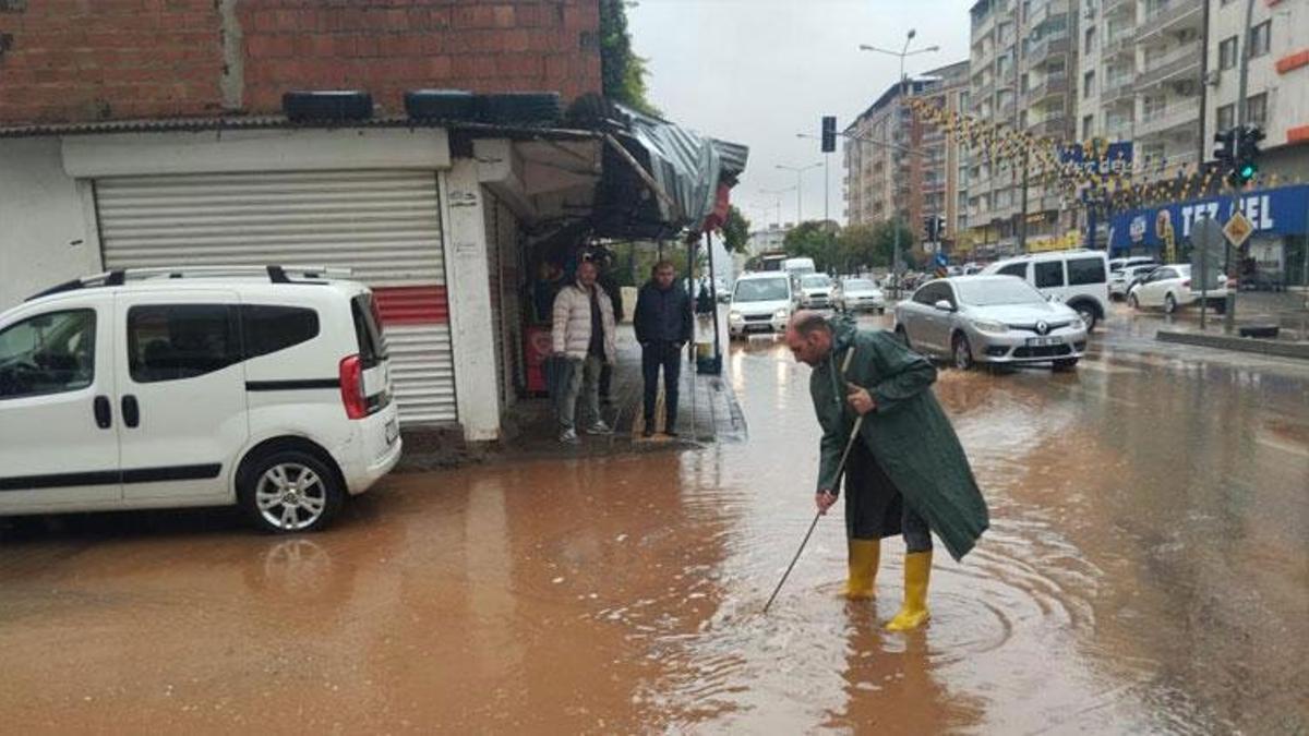 Diyarbakır Silvan’da sağanak yağış yolları göle çevirdi