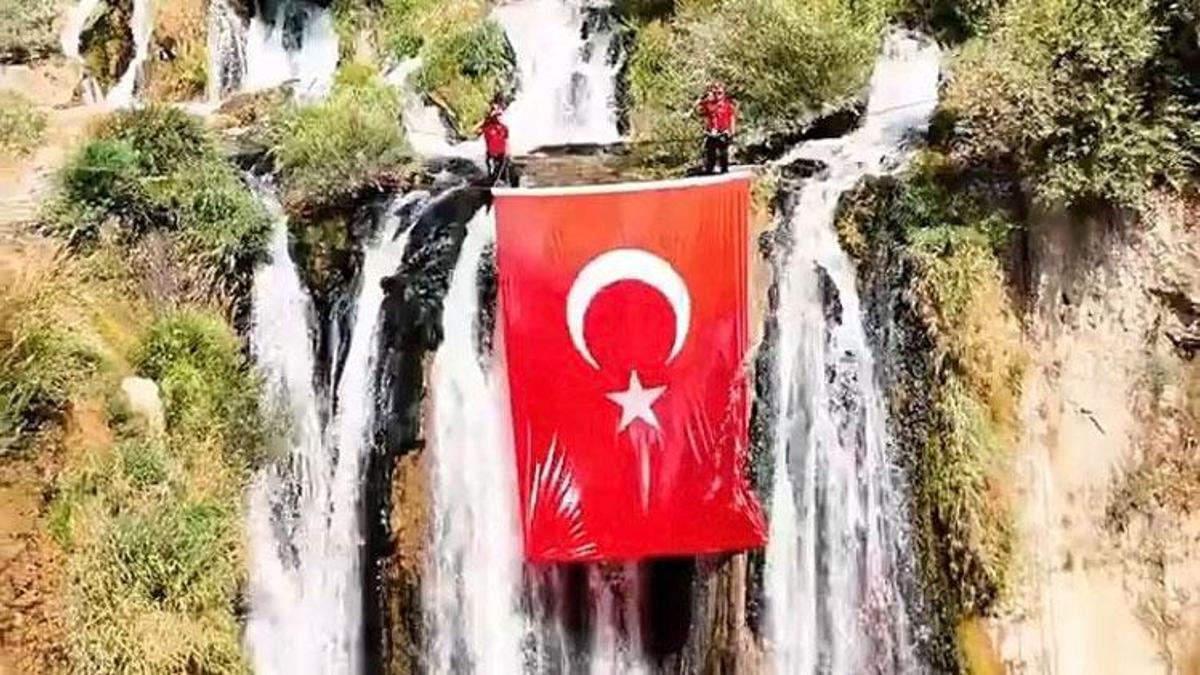 Van'ın Muradiye Şelalesi’nde Türk bayrağı dalgalandı