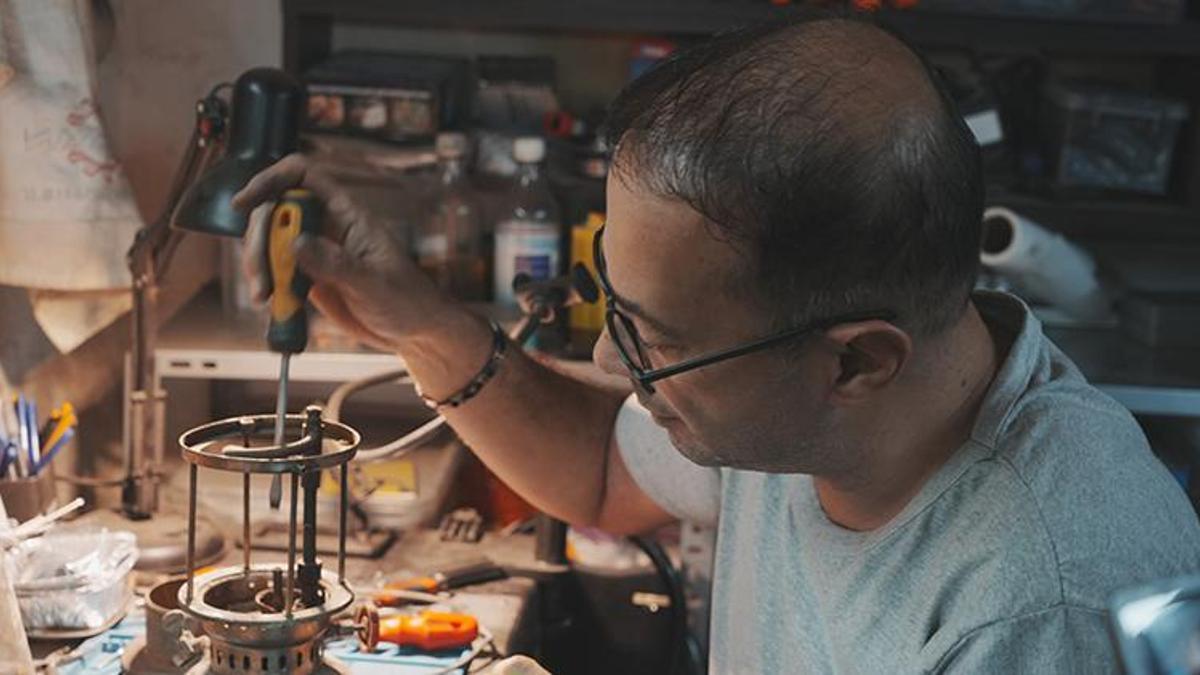 Emekli işçi evinin 10 metrekarelik odasını atölyeye çevirdi, üretime başladı! Ünü sınırları aştı, yurt dışından da takip ediliyor