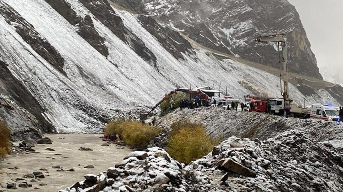 Hakkari'de korku dolu dakikalar! Dağdan kopan kayalardan kaçarken Zap Suyu'na uçtular