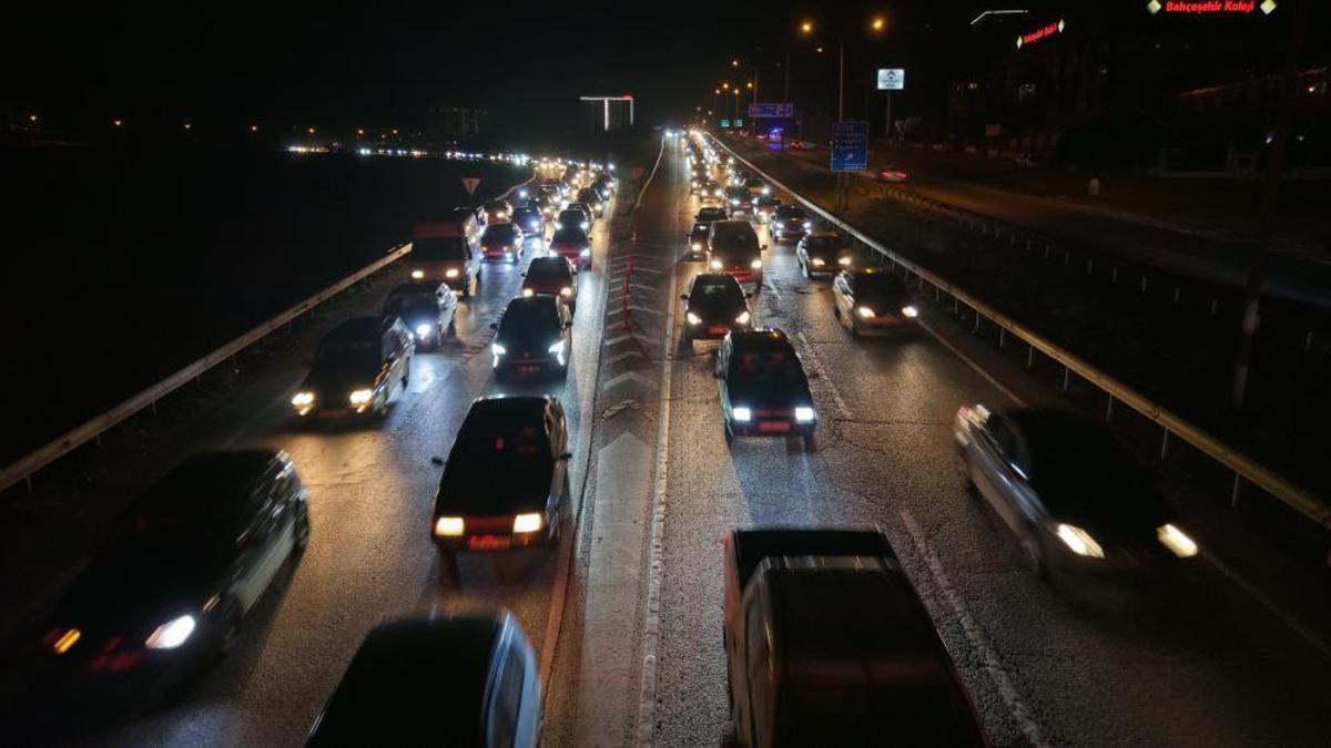 Ara tatil bitti, tatilcilerin dönüş yolculuğu başladı! Trafik yoğunluğu arttı