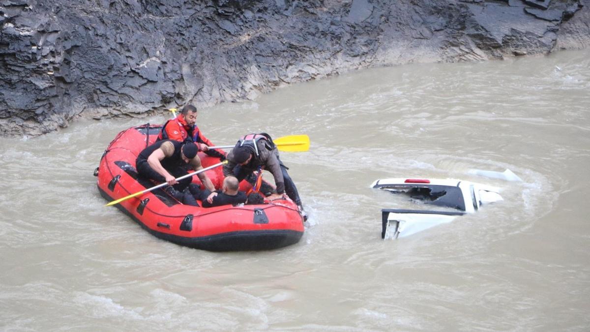 Hakkari’de kamyonet Zap Suyu’na uçtu: 2 ölü, 3 yaralı