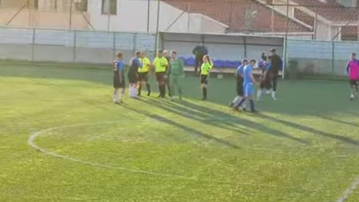 Taraftarlar sahaya girdi, maç tatil edildi