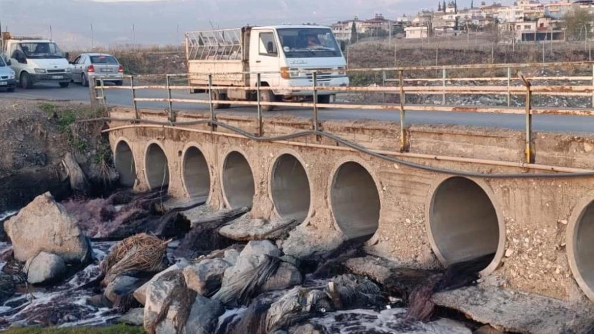 Kahramanmaraş'ta Aksu Çayı siyaha döndü: Fabrika atıkları Sır Barajı'na ulaştı, bölgede alarm zilleri çalıyor!