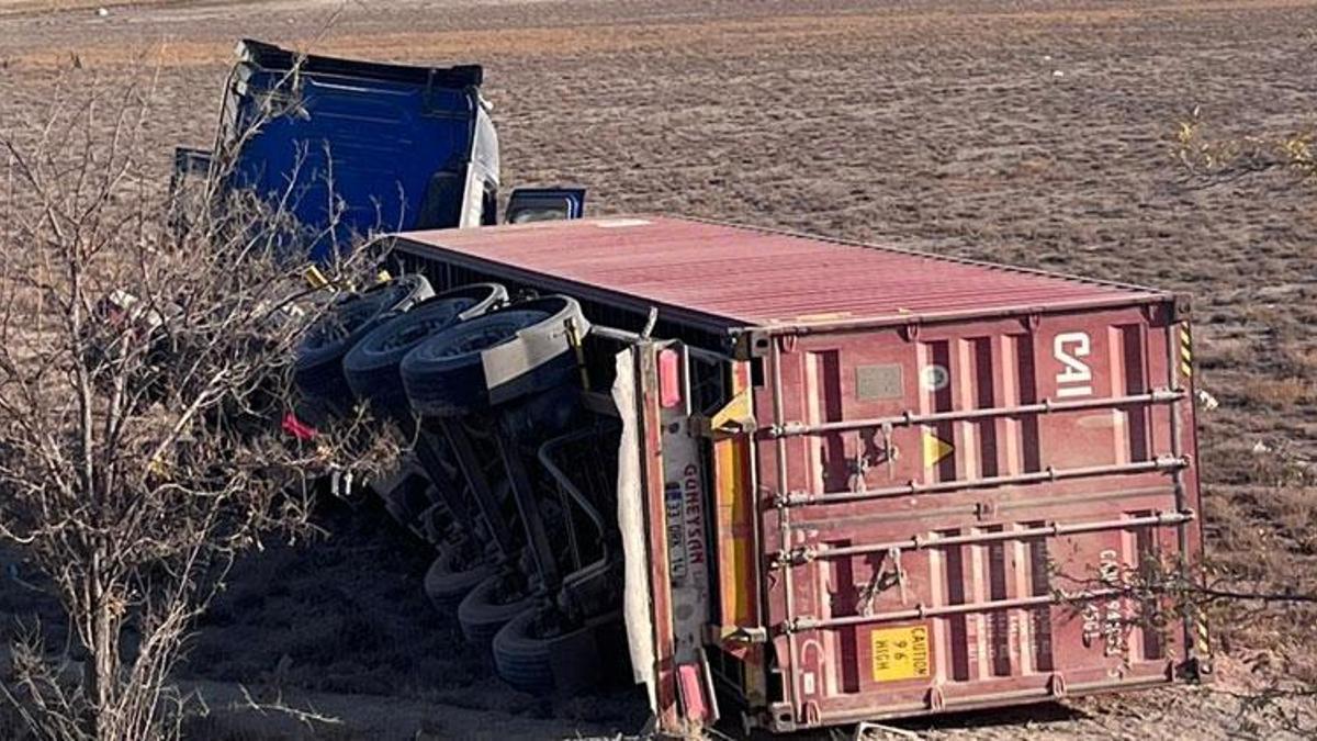 Konya Karapınar’da çekici devrildi: 1 yaralı