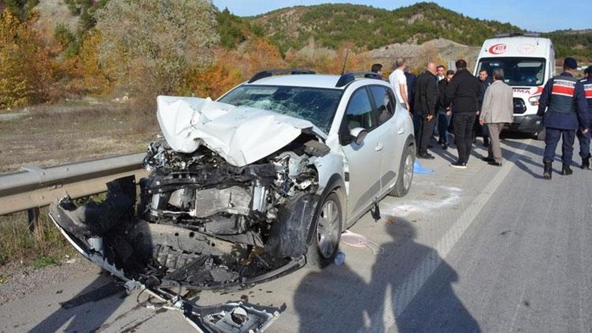 Taşova’da otomobil ile kamyon çarpıştı: 3 yaralı