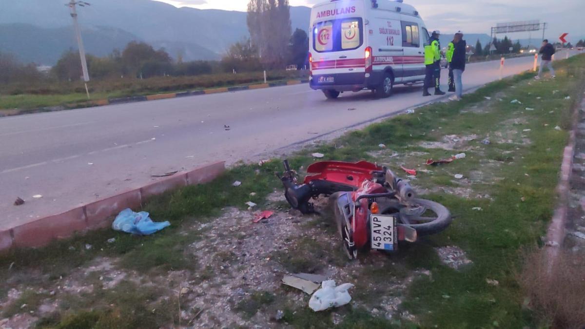 Motosiklete çarpan otomobilin sürücüsü olay yerinden kaçtı: 1 yaralı