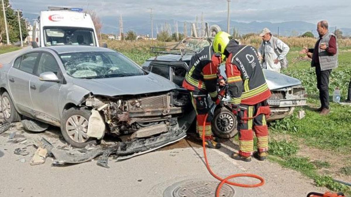 Burhaniye'de iki otomobil kafa kafaya çarpıştı: 3 yaralı