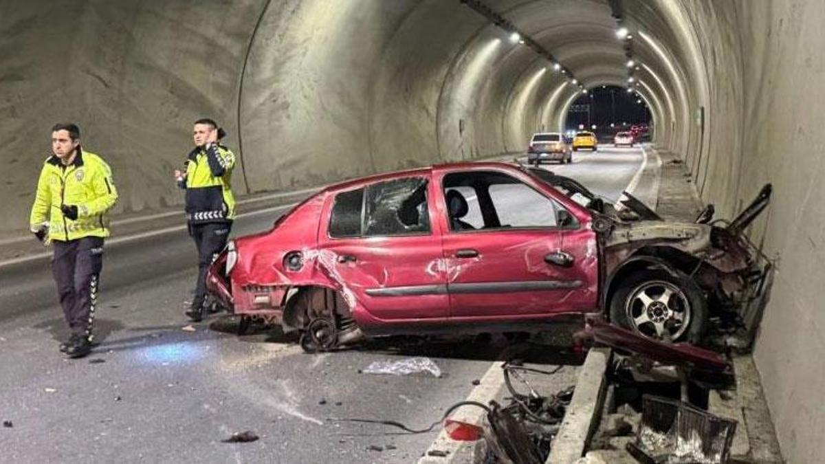 Zonguldak’ta feci kaza: Aracın motoru metrelerce ileri savruldu, hız kadranı 200’de takılı kaldı