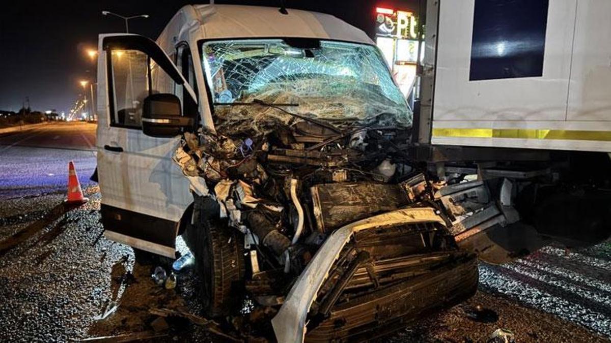 Edirne Kemalköy kavşağında tıra çarpan panelvan hurdaya döndü