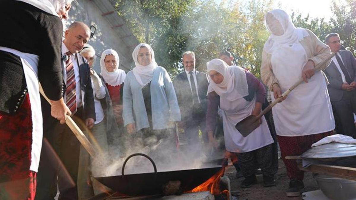 Elazığlı kadınlar kooperatif kurup üretime başladı: 'Türkiye'nin her yerine kargo gönderiyoruz'