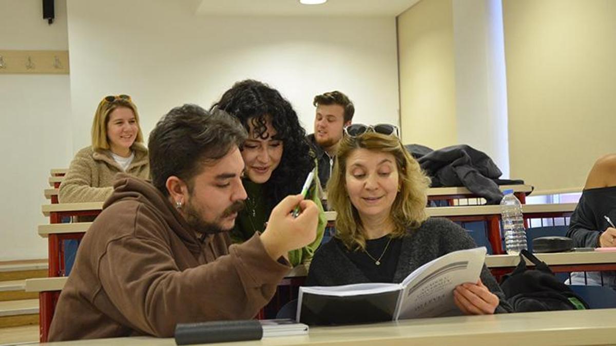 Hayallerini 30 yıl sona gerçekleştirdi: Anne ve oğul aynı üniversite ve aynı fakültede öğrenci oldu