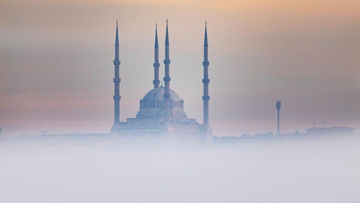 Diyarbakır'ın minareleri sis altında kaldı! Görsel şölen sundu