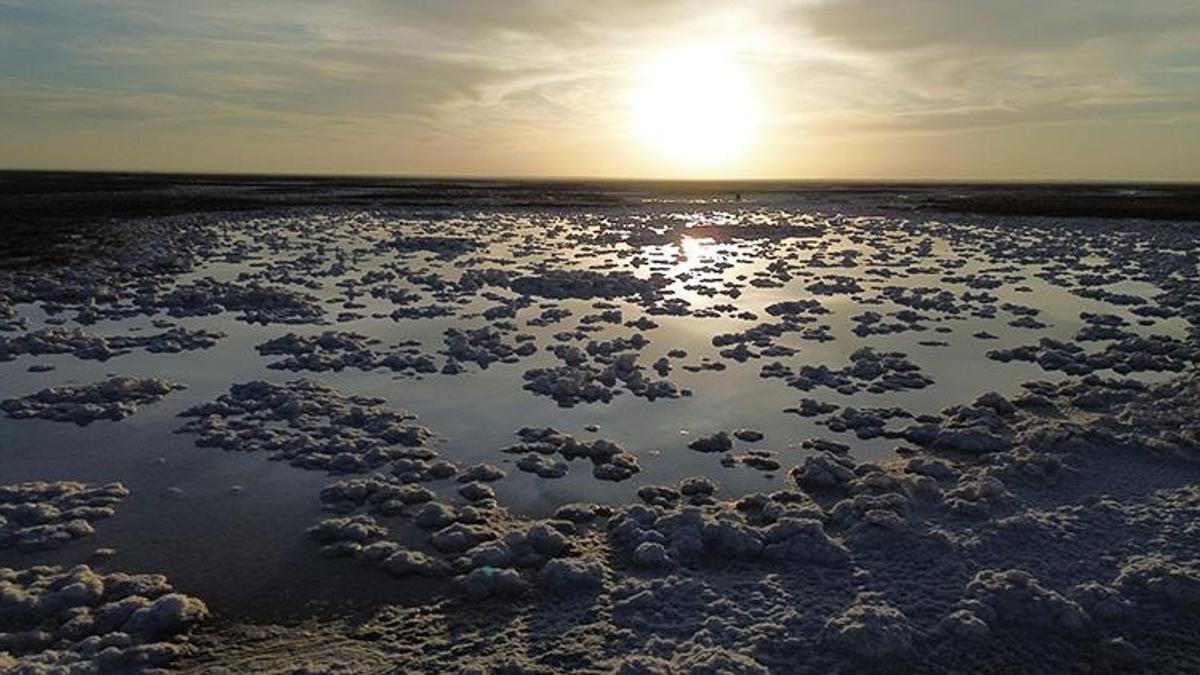 Sular çekildi, Tuz Gölü'nde oluşan devasa kütleler ortaya çıktı: Fotoğrafçılar akın ediyor!
