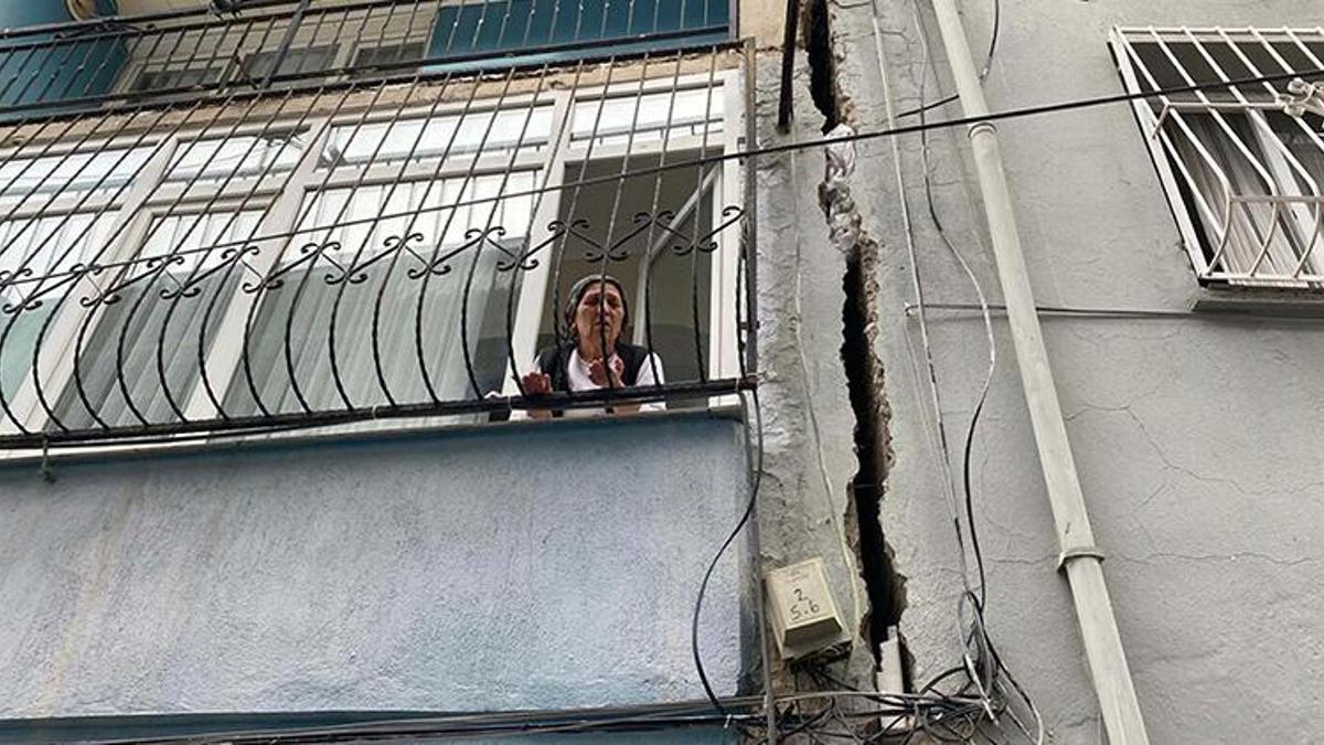 İzmir'de Onat Tüneli çalışması mahalleyi ayağa kaldırdı! Evler tek tek çatlamaya başladı