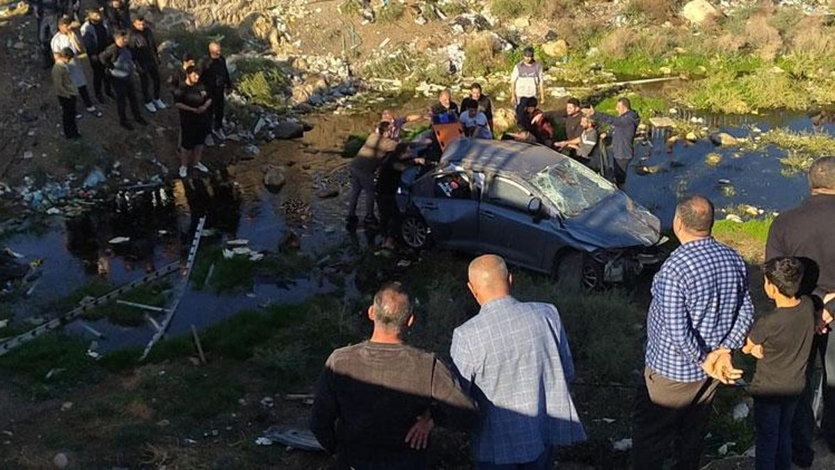 Mardin Artuklu'da otomobil, köprüden kanala düştü; 1'i ağır 3 yaralı
