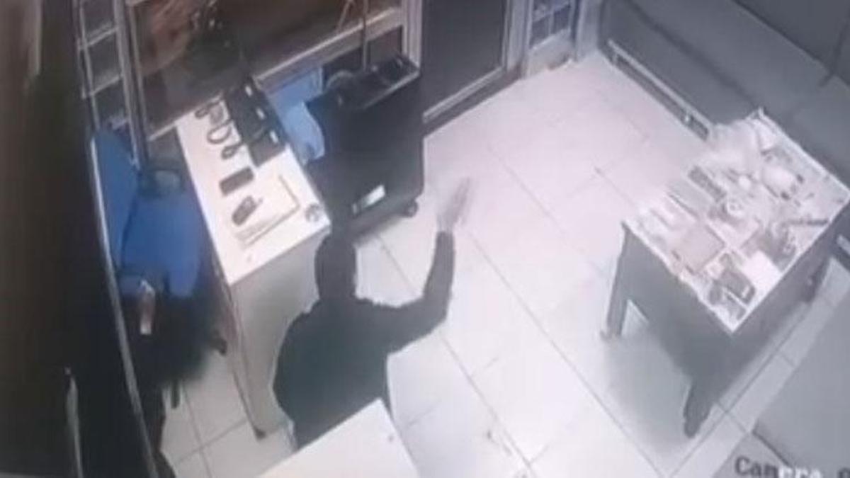 Taksi durağında panik anları! Şoförle tartışan yolcunun 3 el ateş ettiği anlar kamerada