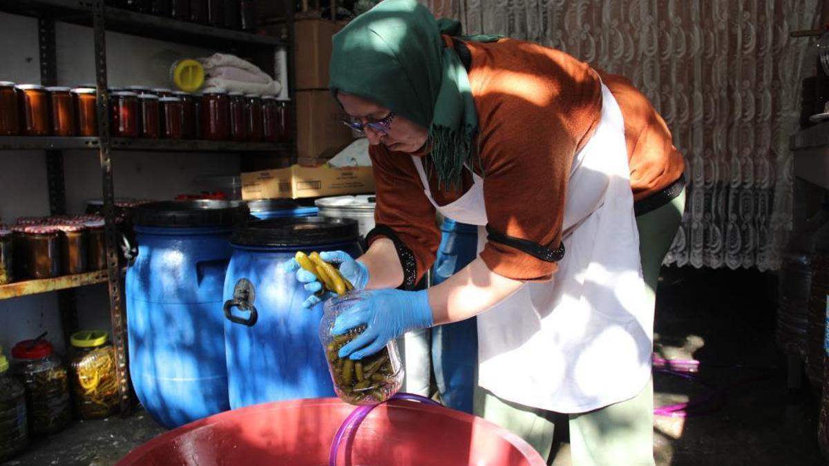 Kış mevsiminin vazgeçilmezi! Turşu tezgahları süslemeye başladı