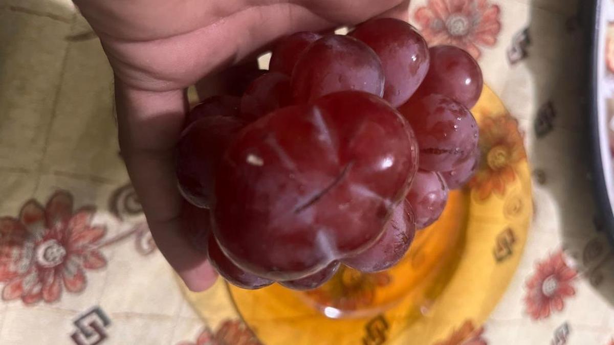 Batman'da sıra dışı üzüm tanesi görenleri hayrete düşürdü
