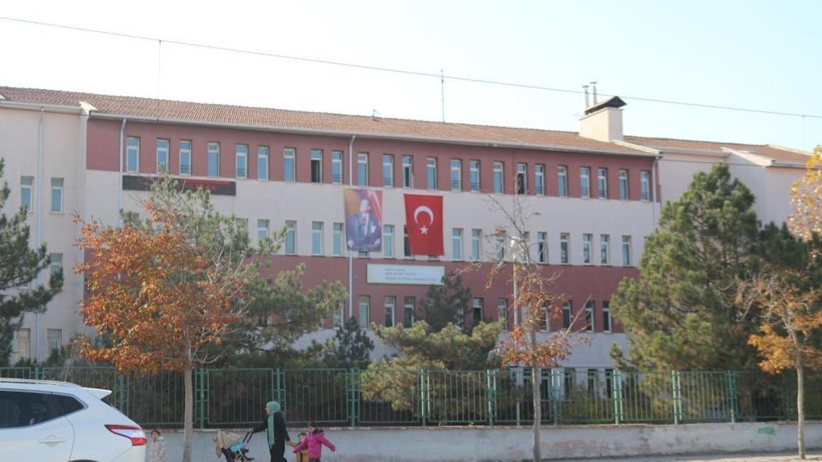 Bir zehirlenme vakası da Eskişehir'den! Lise öğrencisi apar topar hastaneye kaldırıldı