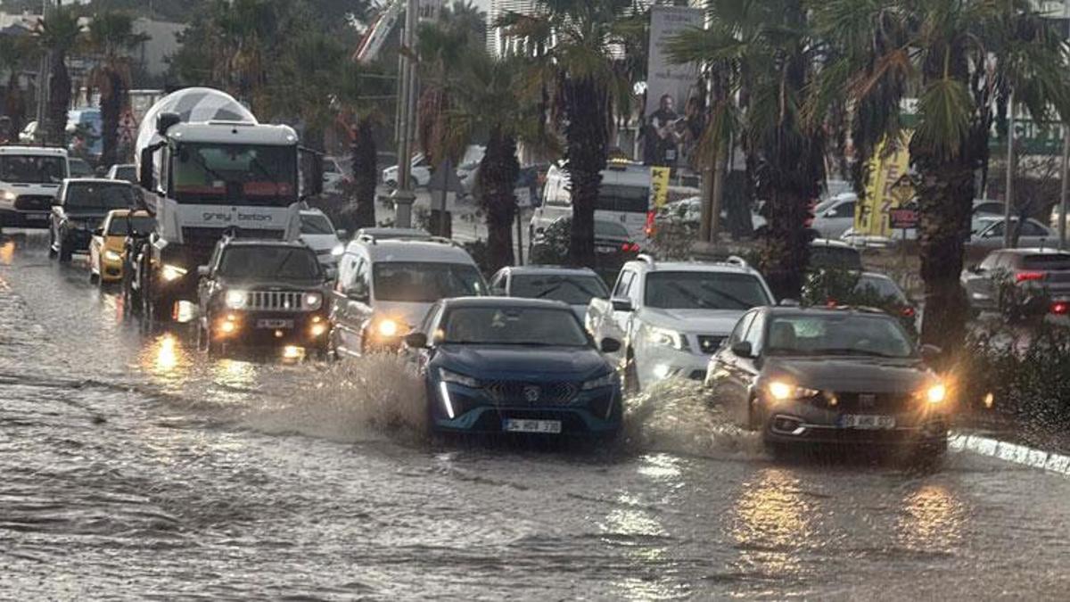 Muğla Bodrum'da kuvvetli sağanak yaşamı olumsuz etkiledi, yollar göle döndü