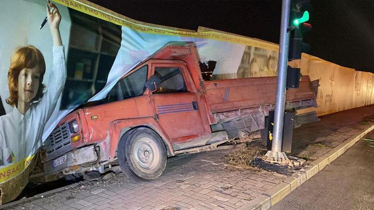 Elazığ’da freni patlayan kamyon önce otomobile ardından inşaat bariyerine çarptı: 2 yaralı