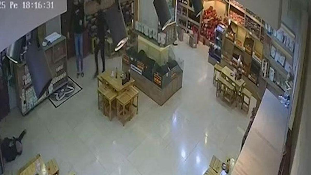 Şanlıurfa Balıklıgöl’de iş yerine silahlı saldırı kamerada: 1 yaralı