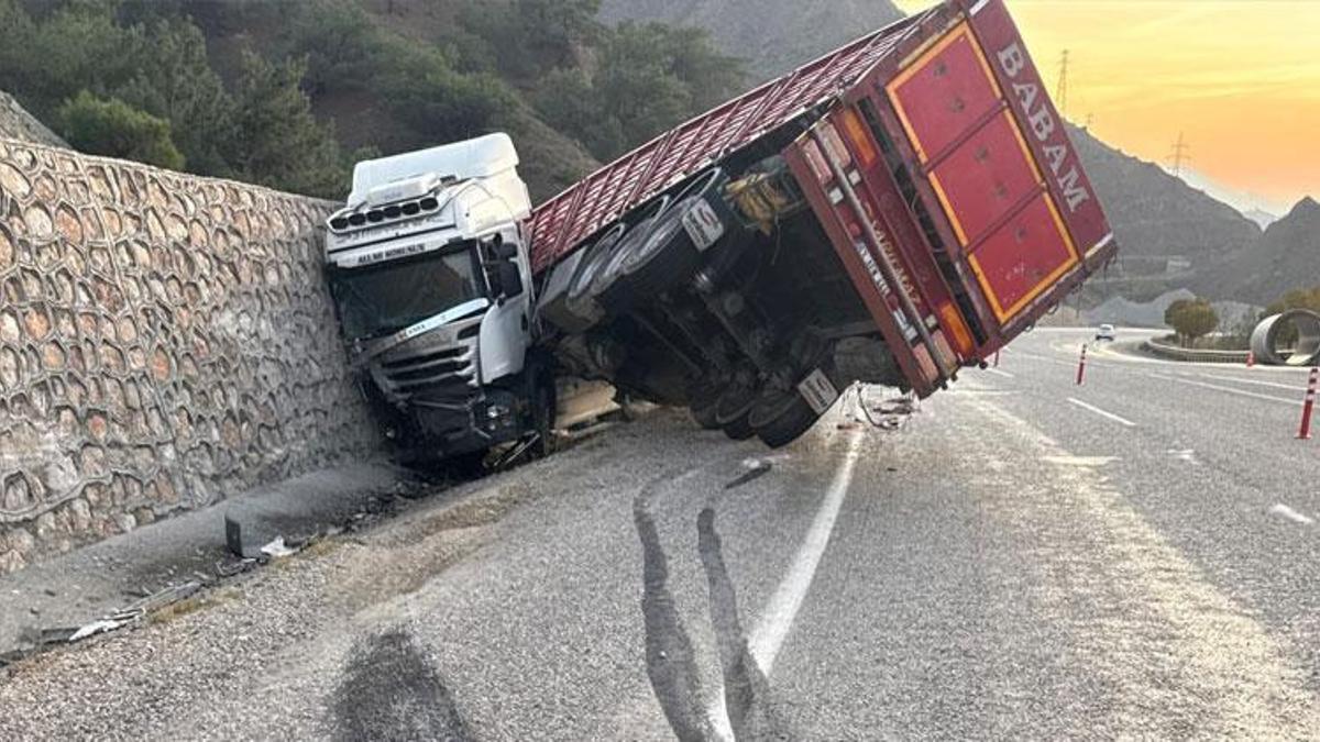 Malatya'da kontrolünden çıkan tır istinat duvarına çarptı. Kazada 1 kişi yaralandı