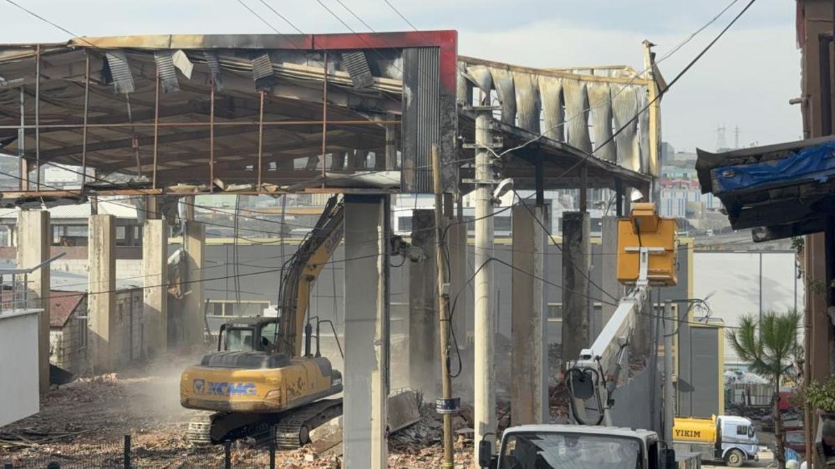 Kocaeli'de 7 kişinin öldüğü parfüm dolum tesisi yıkılıyor