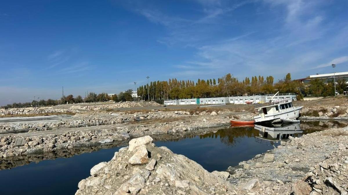 Van Gölü çekilince balıkçı limanları karaya döndü