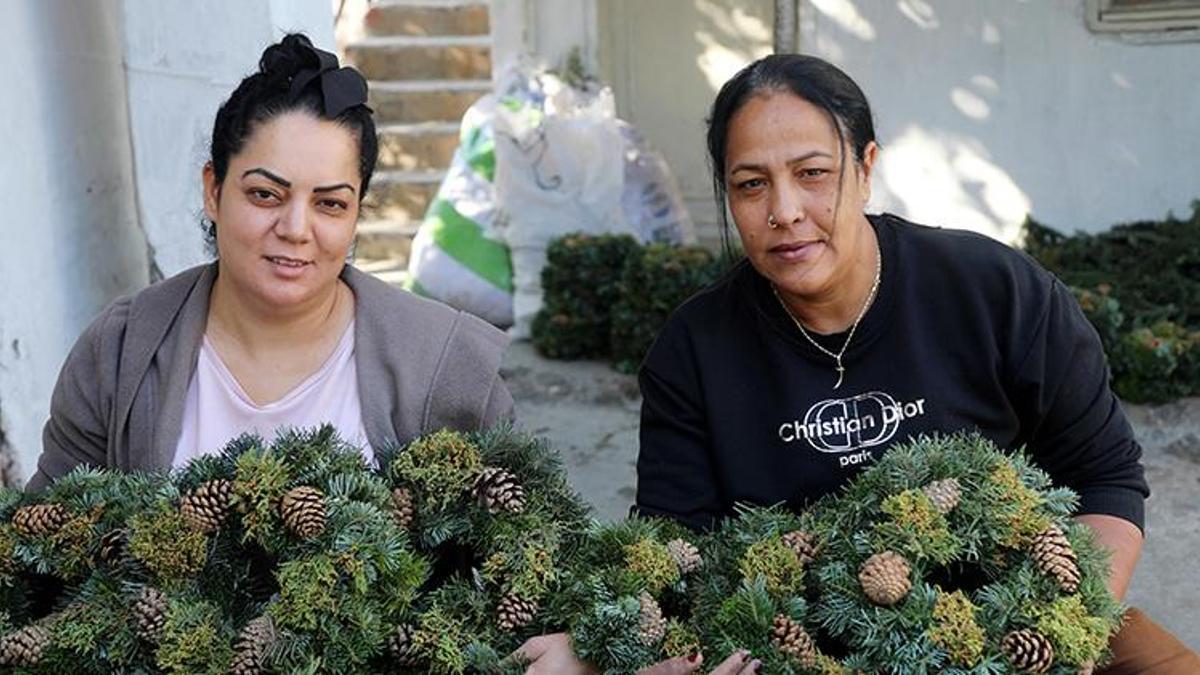 Antalya'da orman atıkları geçim kapısı oldu! Yüzlerce aile Noel çelengi üreterek talebe yetişmeye çalışıyor